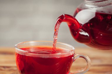 Ahşap bir masada kırmızı çay yaratıcı bir fotoğraf..