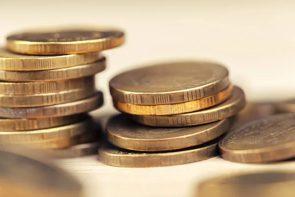 Pilas de monedas en la mesa de trabajo foto creativa . — Foto de Stock