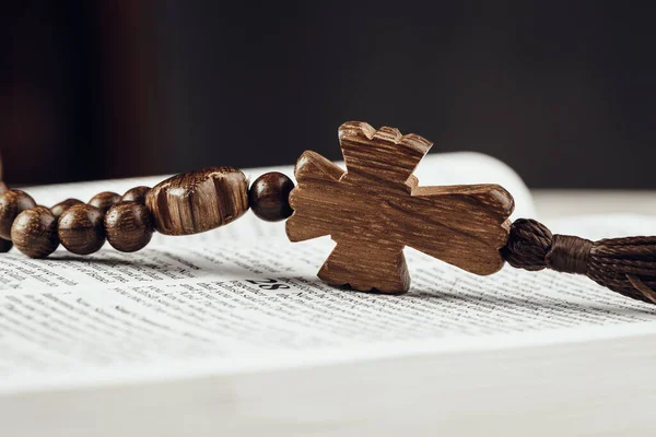 Bibel und Kruzifix auf einem alten Holztisch. Religionskonzept. — Stockfoto