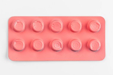 Gümüş su toplayan haplar beyaza izole edilmiş.