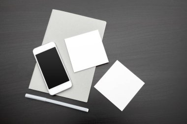 Koyu siyah arkaplanda markalaşma ögeleri kümesi