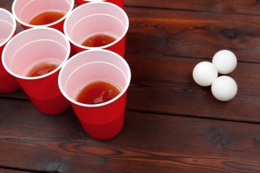 Oyun kupaları masada bira pong