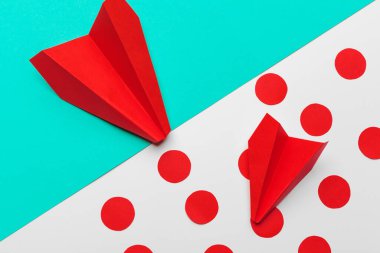 Beyaz arkaplanda Origami oyuncak kağıt düzlemi