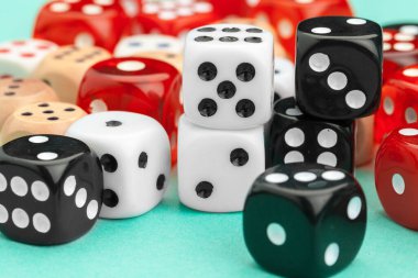 Mavi arka planda kumar oynuyorum. Oyun konsepti.