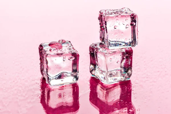Cubos de hielo sobre fondo rosa foto creativa . —  Fotos de Stock