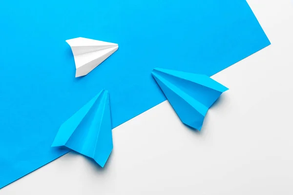 Grupo de aviões de papel sobre fundo azul. Negócios para novas ideias criatividade e conceitos de soluções inovadoras — Fotografia de Stock
