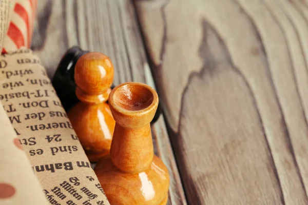 Cornice di pezzi di scacchi su uno sfondo di legno rustico — Foto Stock