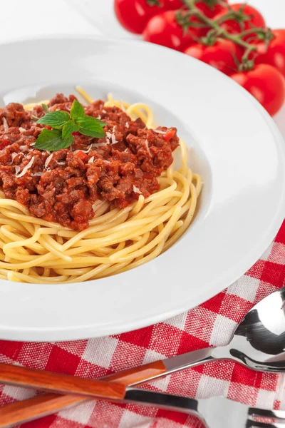 Pasta met vlees, tomatensaus en groenten op tafel — Stockfoto