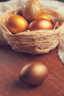 Ahşap arka planda altın Paskalya yumurtaları yaratıcı fotoğraf.