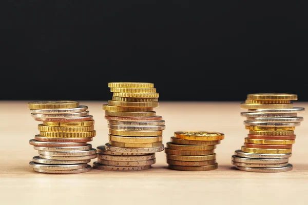 Pilas de monedas en la mesa de trabajo foto creativa . —  Fotos de Stock