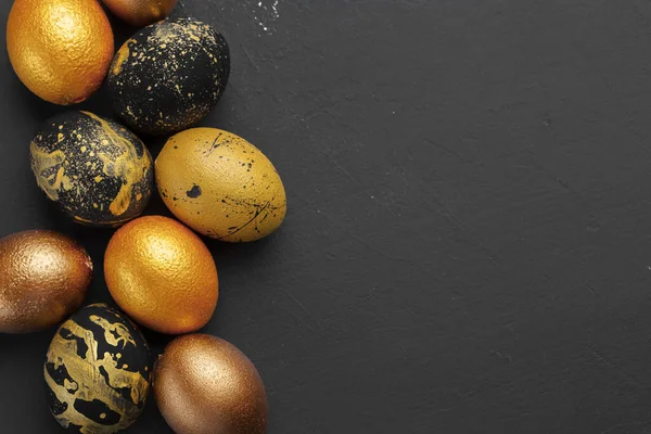 황금 배경에 부활절 달걀 장식 — 스톡 사진