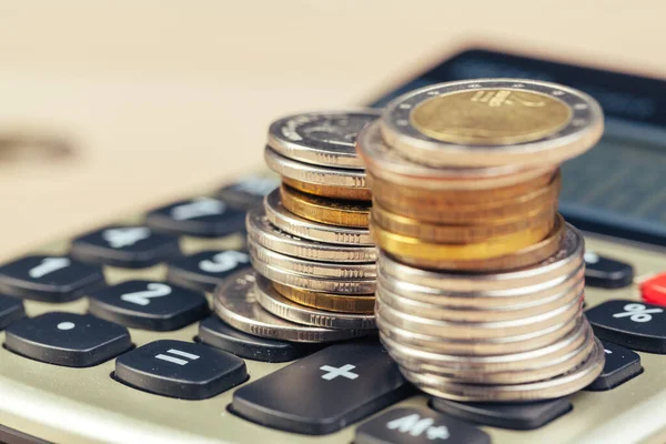 Stapel munten en rekenmachine, concept idee voor zakelijke financiering — Stockfoto