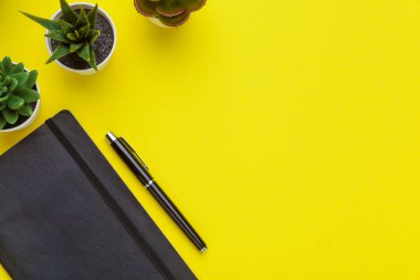 Sarı masadaki okul kağıtları, arka plan. Yaratıcı, eğitici renkli şablon