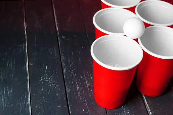 Tazas para el juego Pong de cerveza en la mesa — Foto de Stock