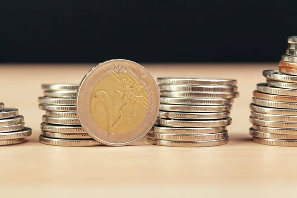 Stapels munten op werktafel creatieve foto. — Stockfoto