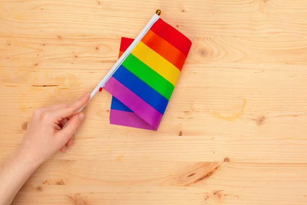 Banderas de la comunidad LGBT en una mano — Foto de Stock