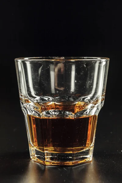 Zbliżenie szkła z whiskey kreatywne zdjęcie. — Zdjęcie stockowe