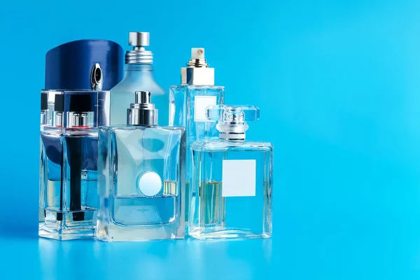 Mężczyzna perfumy butelka na niebieskim tle zbliżenie — Zdjęcie stockowe