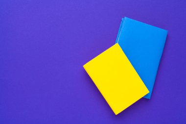 Mavi arkaplan yaratıcı fotoğrafı üzerine kitaplar..