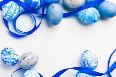 Beyaz üzerinde mavi Paskalya yumurtaları. Yaratıcı fotoğraf.
