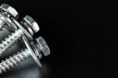 Siyah arka planda vidalar yakın plan. yaratıcı fotoğraf.