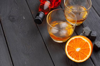 Tahta bir masada viski ve viski taşları.