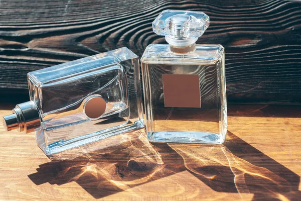 Różne butelki perfum na drewnianym tle — Zdjęcie stockowe