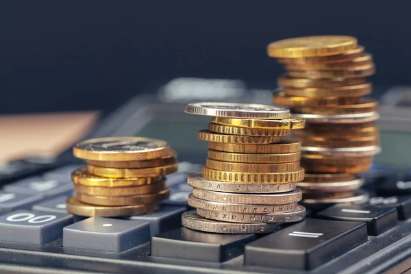 Stapel munten en rekenmachine, concept idee voor zakelijke financiering — Stockfoto