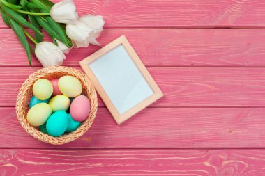 Paskalya arkaplanı laleler, yumurtalar. Kopyalama alanı olan üst görünüm