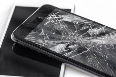 Bozuk ekran yaratıcı fotoğrafı olan cep telefonu..