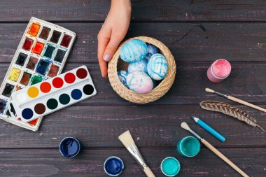 Paskalya yumurtalarını boyayan kadın eller yaratıcı fotoğraf.