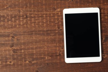 dijital tablet ahşap masa yaratıcı fotoğraf.
