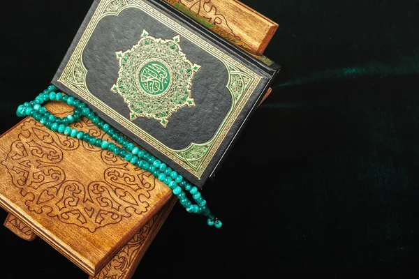 El libro sagrado del Corán en el estrado — Foto de Stock