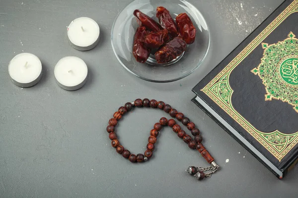 穆斯林斋月木制背景上的日期水果、可兰经和木制念珠，受福的星期五祝词和三个月概念 — 图库照片