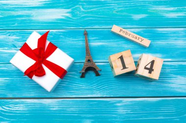 Yaratıcı Sevgililer Günü romantik kompozisyonu düz yatıyordu. Bayram kutlamaları. Kırmızı kalp takvimi mavi ahşap arka plan.