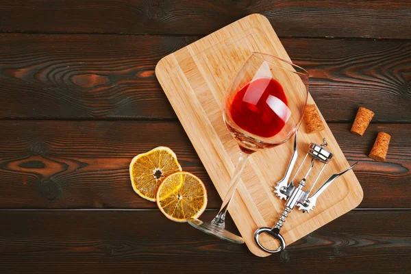 Copa de vino sobre fondo de madera foto creativa . —  Fotos de Stock
