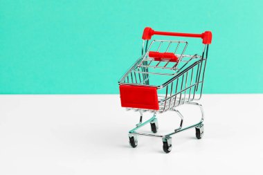 Masa başındaki mavi duvardaki alışveriş arabasının modelini yap.