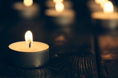 Siyah arka planda yanan mumlar. Anma konsepti.