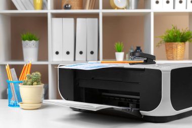 Yazıcı, fotokopi makinesi, tarayıcı ofiste. İş yeri. Kapat. yaratıcı fotoğraf.