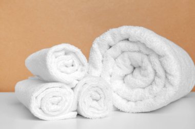 Renkli arka planda temiz yumuşak havlular. yaratıcı fotoğraf.