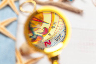 Beyaz tahta masa arka planında pusula. yaratıcı fotoğraf.