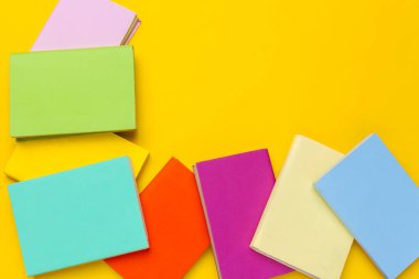 Sarı arka plandaki kitaplar. yaratıcı fotoğraf.