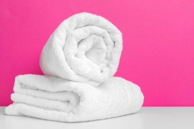 Renkli arka planda temiz havlular. yaratıcı fotoğraf.