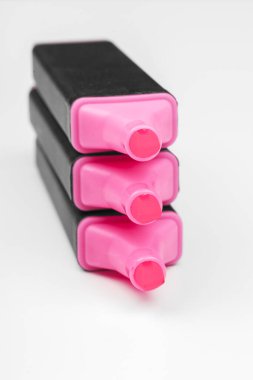 Masaya renkli kalem. Kapat..