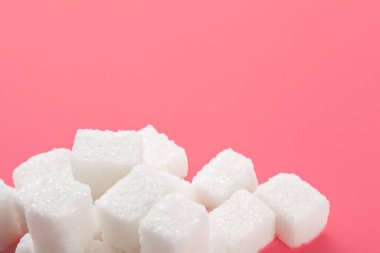 Pembe arka planda küp şeker. Metin kopyalamak için boş boşluk