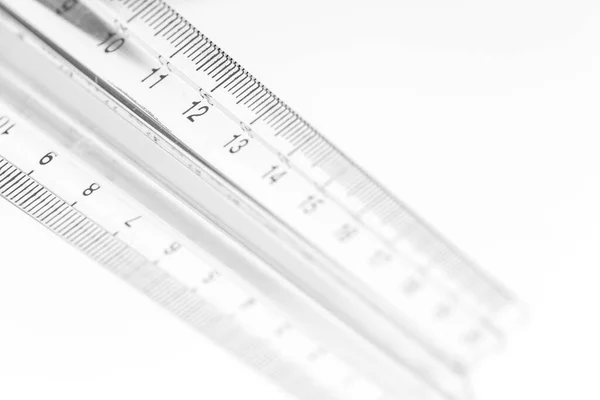Enfoque selectivo una parte de la herramienta de medición de precisión de plástico — Foto de Stock
