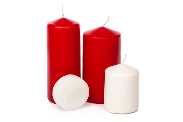 Velas de xmas coloridas vermelhas e brancas isoladas no fundo branco — Fotografia de Stock