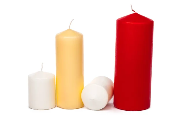 Diferentes tamanhos e cores velas isoladas em um fundo branco — Fotografia de Stock