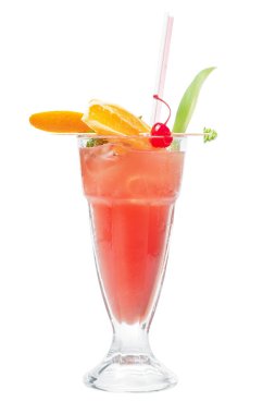 Beyaz arka planda bir bardak taze kokteyl.
