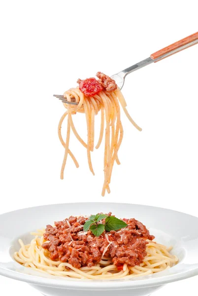 Spaghetti bolognese saus met rundvlees of varkensvlees, kaas, tomaten en specerijen op wit bord — Stockfoto